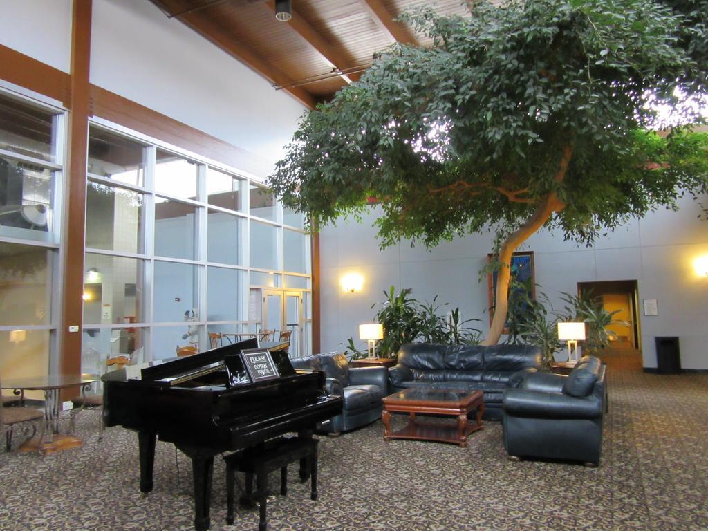 Atrium Hotel & Conference Center Hutchinson Exterior foto
